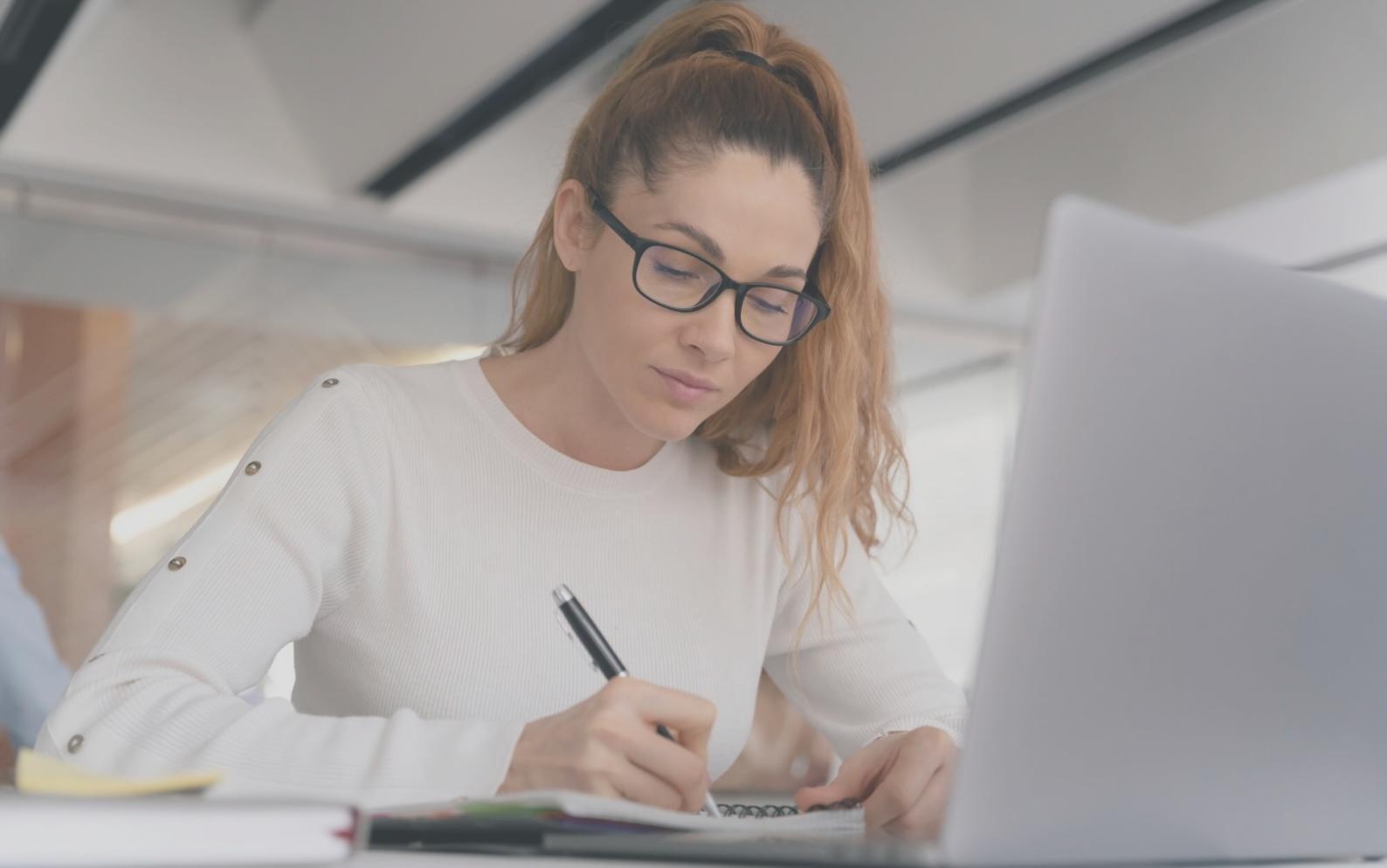 Person, die unsicher Finanzdokumente betrachtet