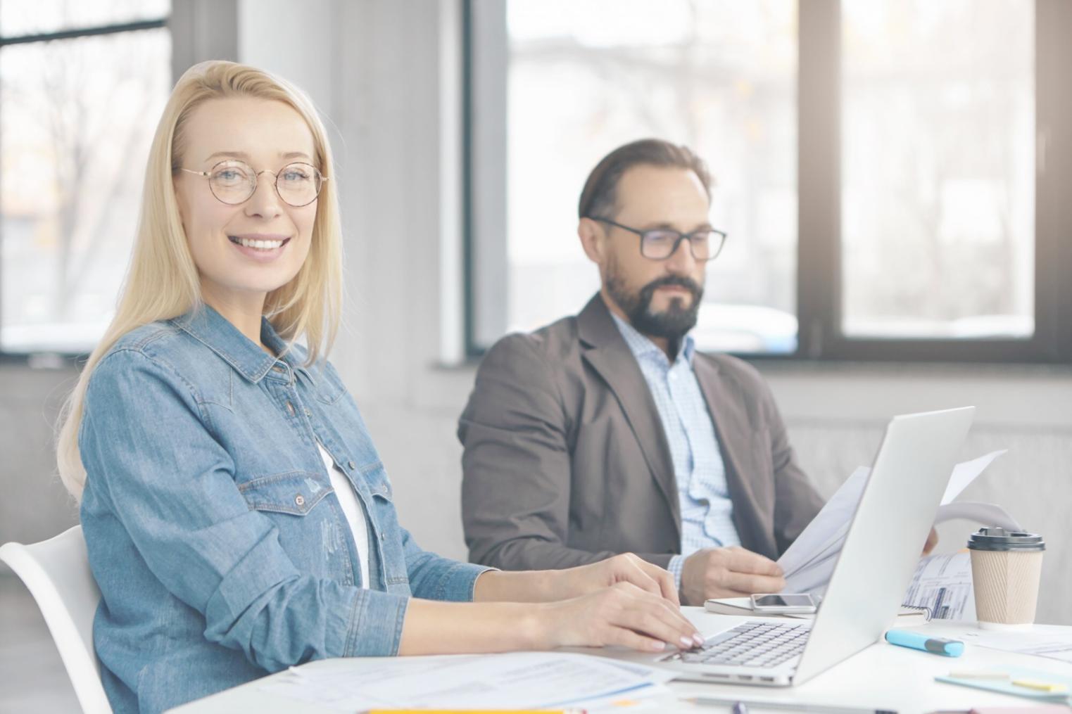 Moderne Büroumgebung mit Finanzanalyse-Materialien