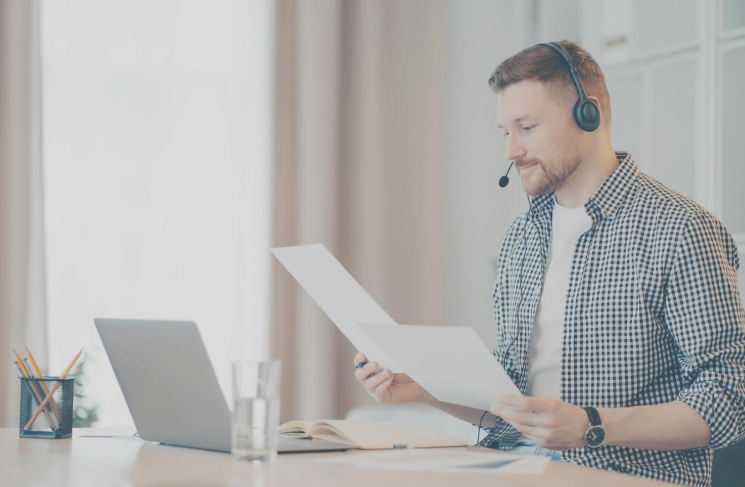 Finanzanalyse Arbeitsplatz mit Dokumenten und Laptop