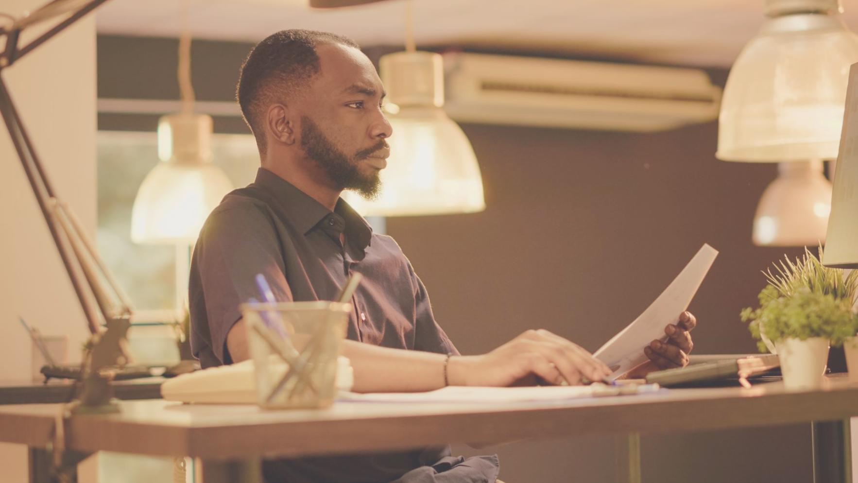 Finanzberichte und Taschenrechner auf Schreibtisch